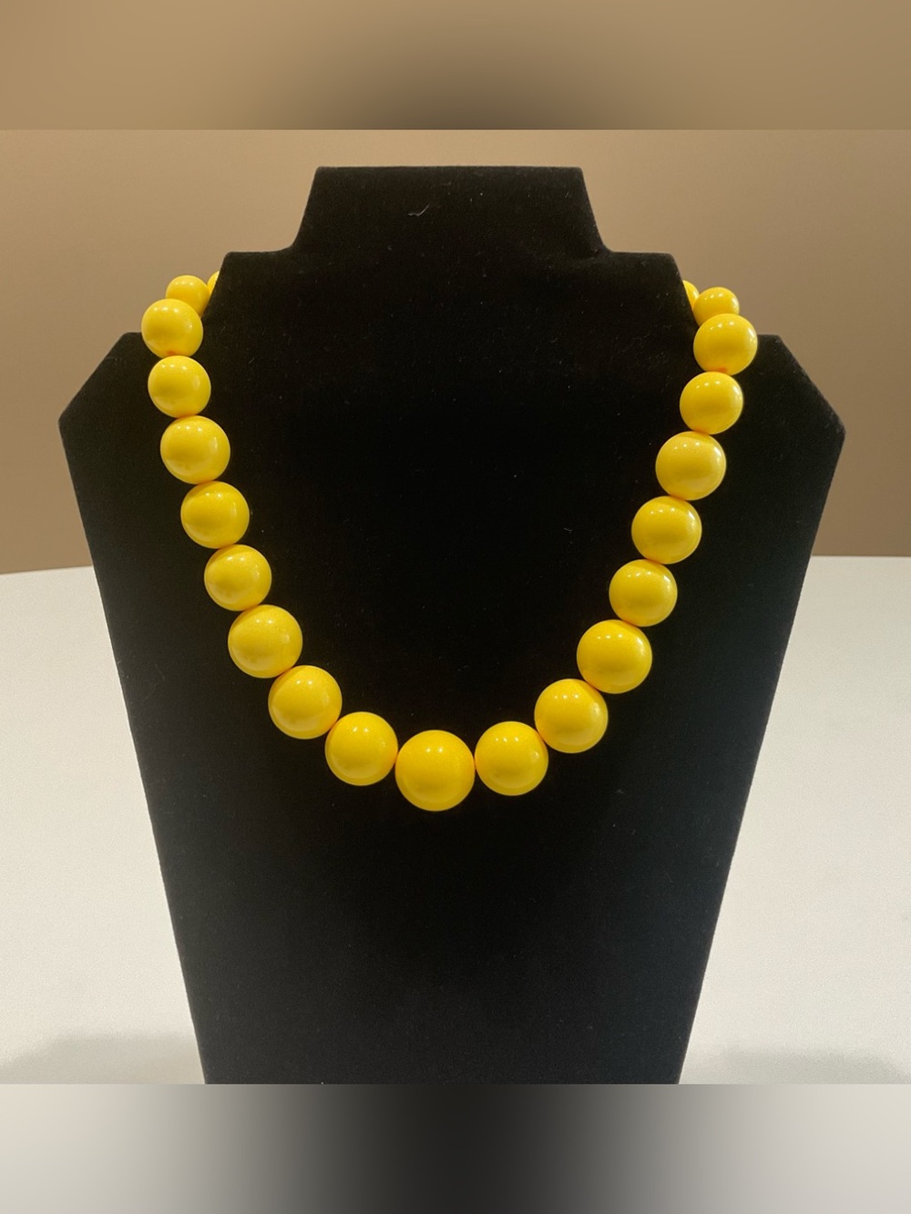 🍏🍏 Hard Heavy Plastic Neckless, 18” long